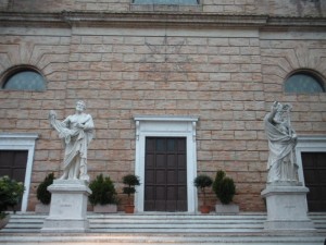 Statue all’ingresso