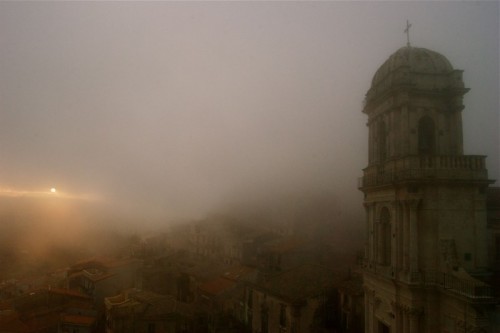 Buccheri - Chiesa di S. Antonio (nebbia al tramonto)