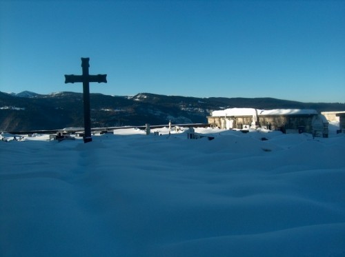 Luserna - Cimitero di Luserna: ovattato riposo eterno all'ombra della Croce