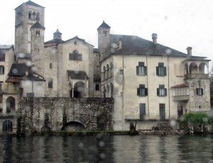 Basilica di San Giulio sotto un diluvio