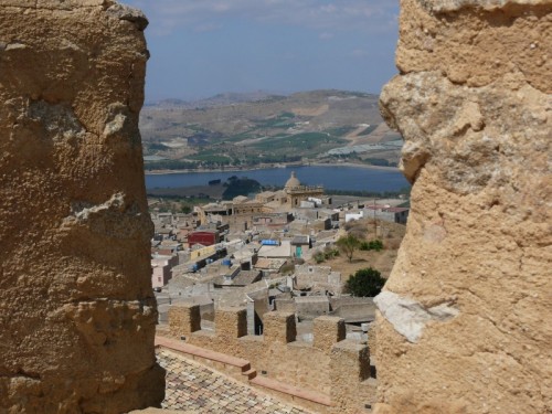 Naro - la chiesa vista dal castello Naro - la chiesa vista dal castello
