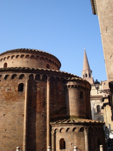 Mantova - San Andrea svetta su San Lorenzo Mantova - San Andrea svetta su San Lorenzo