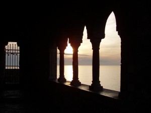Il portico della chiesa al tramonto