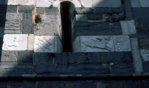 Gravedona - Particolare esterno della Chiesa di Santa Maria del Tiglio a Gravedona Gravedona - Particolare esterno della Chiesa di Santa Maria del Tiglio a Gravedona