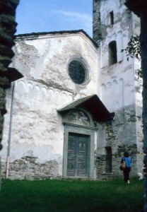 Particolare della facciata e del campanile della chiesa di Sant’Alessandro a Lovero