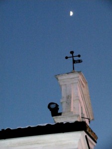 C’è un bimbo in cima alla chiesa?