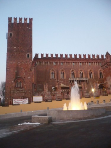 Carimate - fontana con castello