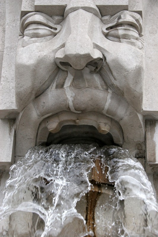 ''fontana della stazione centrale'' - Milano