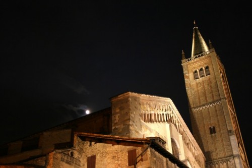 Parma - parma il duomo con luna