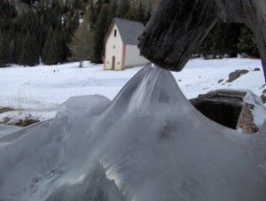 Fontana ghiacciata a Vallunga [Selva di Val Gardena]