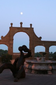 pitigliano, la fontana con scultura e luna