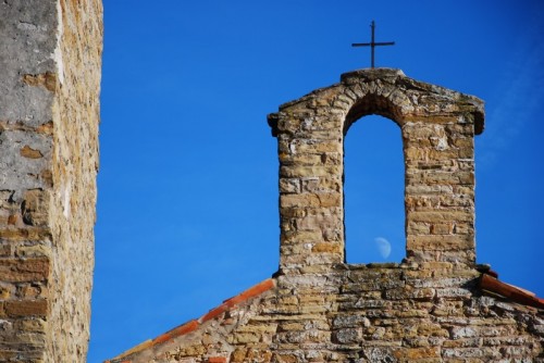 Muggia - Basilica dell'Assunta: il romanico e la luna