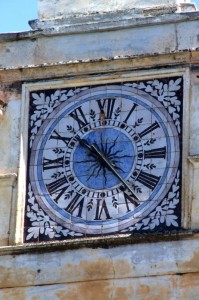 ANTICO OROLOGIO IN MAIOLICA NEL CENTRO STORICO
