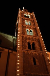 Il campanile della chiesa di Finalpia illuminato a Natale