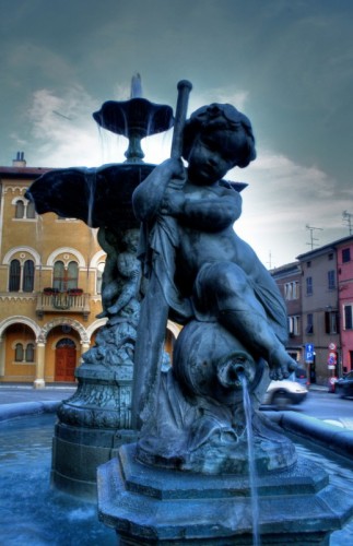 San Costanzo - Fontana di piazza perticari