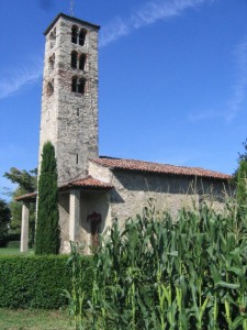 Chiesetta tra i campi