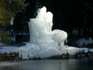 Fontana di ghiaccio sul lago Smeraldo