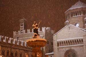 Il complesso del Duomo di Trento, particolare con nevicata