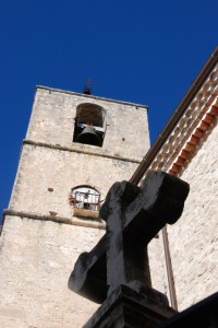 Pesche. Chiesa in un paese-presepe.