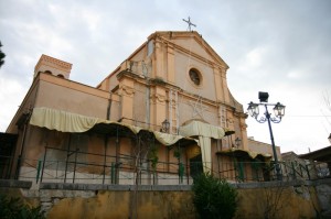 al centro del paese la chiesa