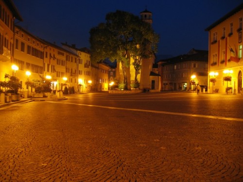 Borgo Valsugana - La maestosità del sacro.... chiesa sulla piazza principale - Borgo valsugana - Trentino