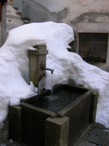 Carcoforo - FONTANA SOTTO LA NEVE DOPO LA VALANGA