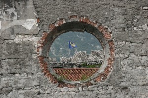 In ricordo - Resti di chiesa dal terremoto 1976 - rosone della facciata