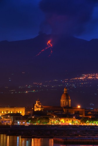 Riposto - Chiesa Madre di Riposto con Etna in eruzione sullo sfondo
