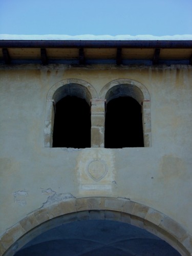 Lesignano de' Bagni - particolare della facciata di Badia Cavana 