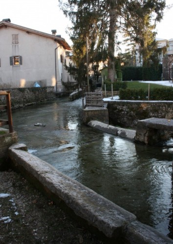 Calavino - Il lavatoio sul torrente oramai solo una memoria - Calavino - Trentino