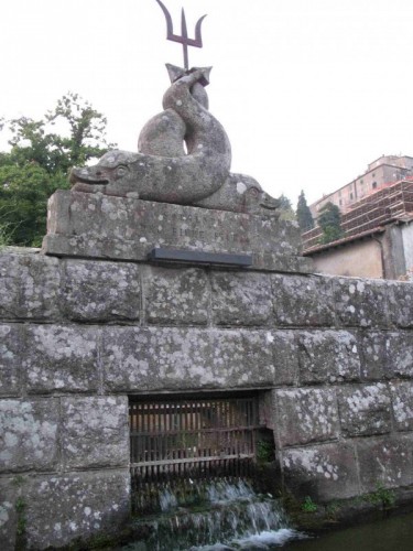 Santa Fiora - La fontana della "Peschiera" Santa Fiora - La fontana della "Peschiera"