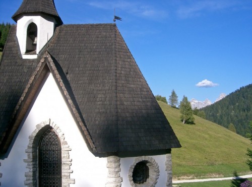 Imer - Chiesetta di Vederna e Dolomiti