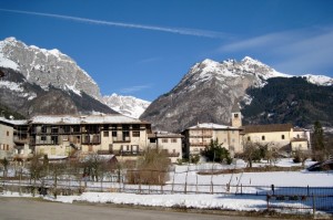La chiesa e il suo paesino