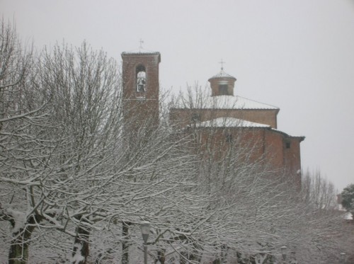 Città della Pieve - Una chiesa "immersa" tra gli alberi e la neve