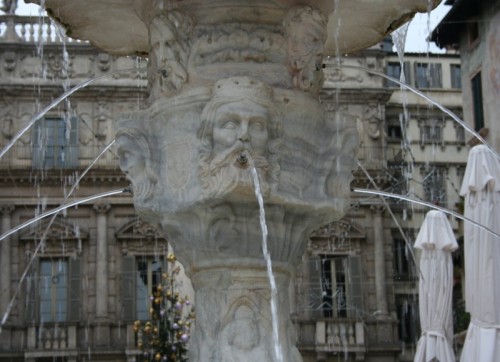 Verona - Particolare di  fontana di Madonna Verona 