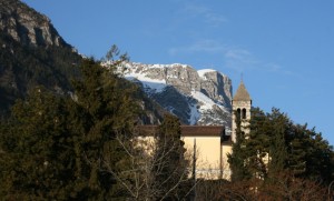 Chiesa di Covelo con lo sfondo della Paganella - Terlago - Trentino