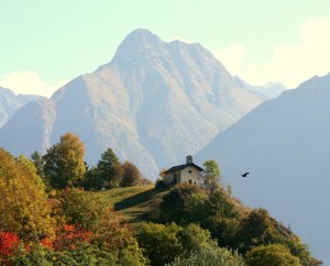 Chiesetta tra i colori d’autunno