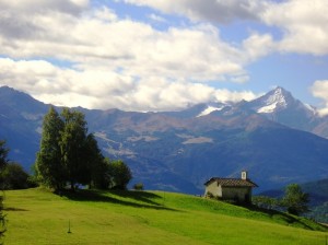 Chiesetta tra i verdi pascoli alpini
