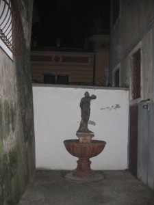 Sola soletta sperduta per le vie del centro storico di Ala - Trentino