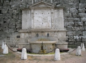 La settecentesca fontana dell’Arco Etrusco