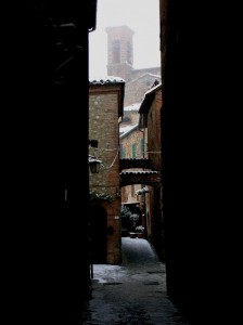 Sullo sfondo del Vicolo del Gesù s’intravede il campanile dell’omonima Chiesa