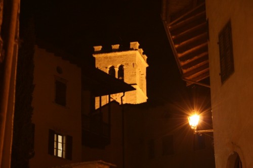 Isera - il campanile a torre della chiesa di S. Vincenzo - Isera - Trentino