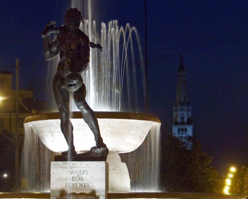 Modena - Fontana dei Due Fiumi e Ghirlandina sullo sfondo (Modena)