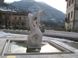 La moderna fontana di Acquasanta