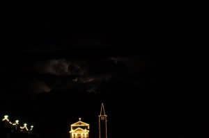 La chiesetta con il cielo minaccioso in riva al Mare di Caorle