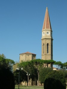 Campanile del domo di Arezzo tra la natura