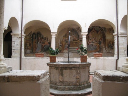 Castelli - Il piccolo chiostro della chiesa dei Francescani 