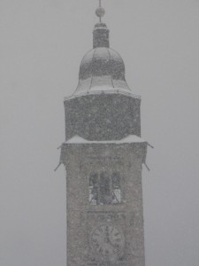 campanile sotto la neve
