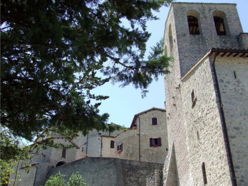 Vallo di Nera - Torre Campanaria sotto il Borgo di Valle di Nera Vallo di Nera - Torre Campanaria sotto il Borgo di Valle di Nera