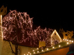 La chiesa dello Spirito Santo “coperta” di luci natalizie